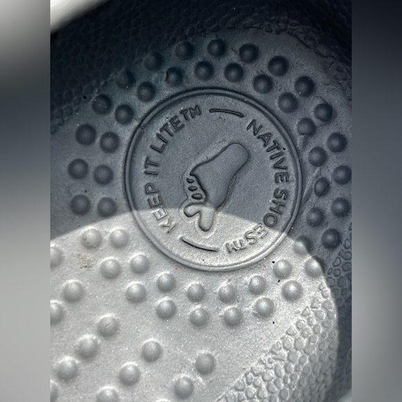 Native shoes size 4 M 6 W runs small fits size 5 women’s flexible shoes light - Picture 5 of 6